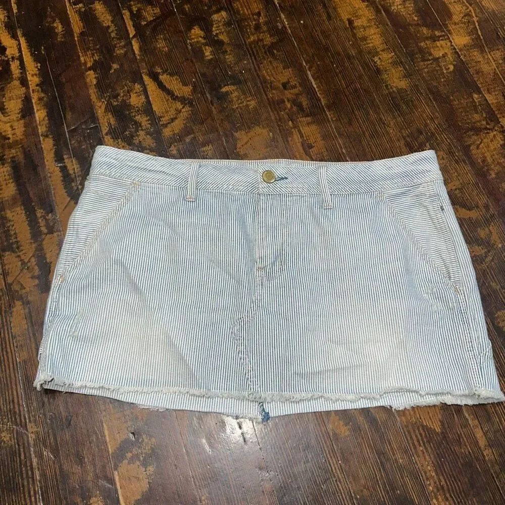 American Eagle 6 distressed raw hem denim skirt